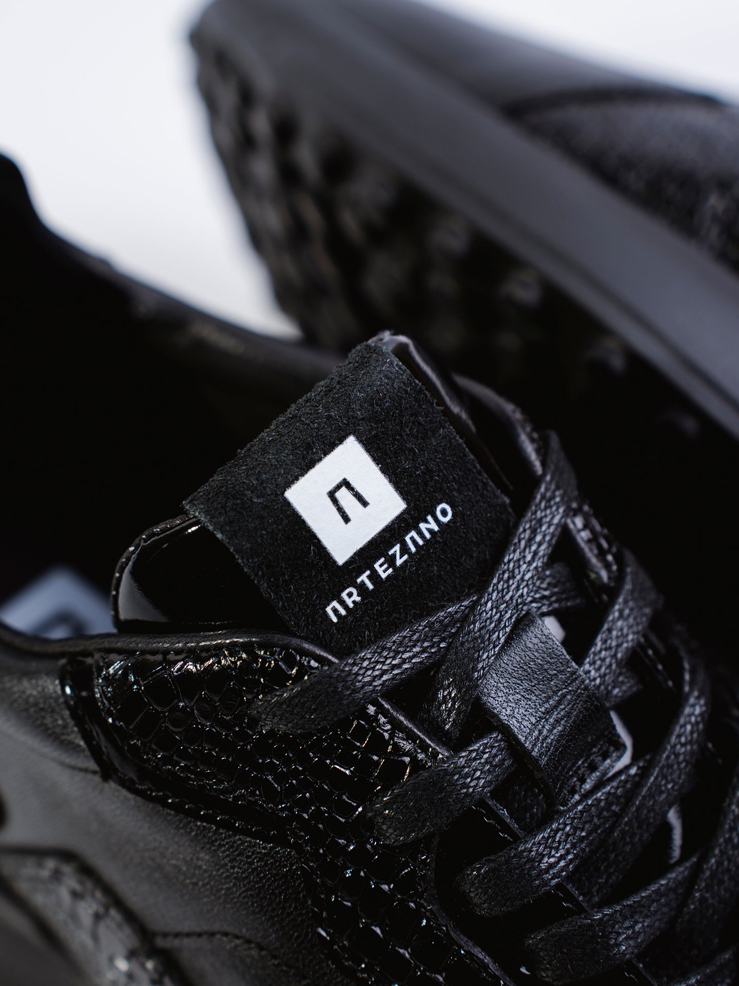 SNEAKER ESSENCE - NEGRO