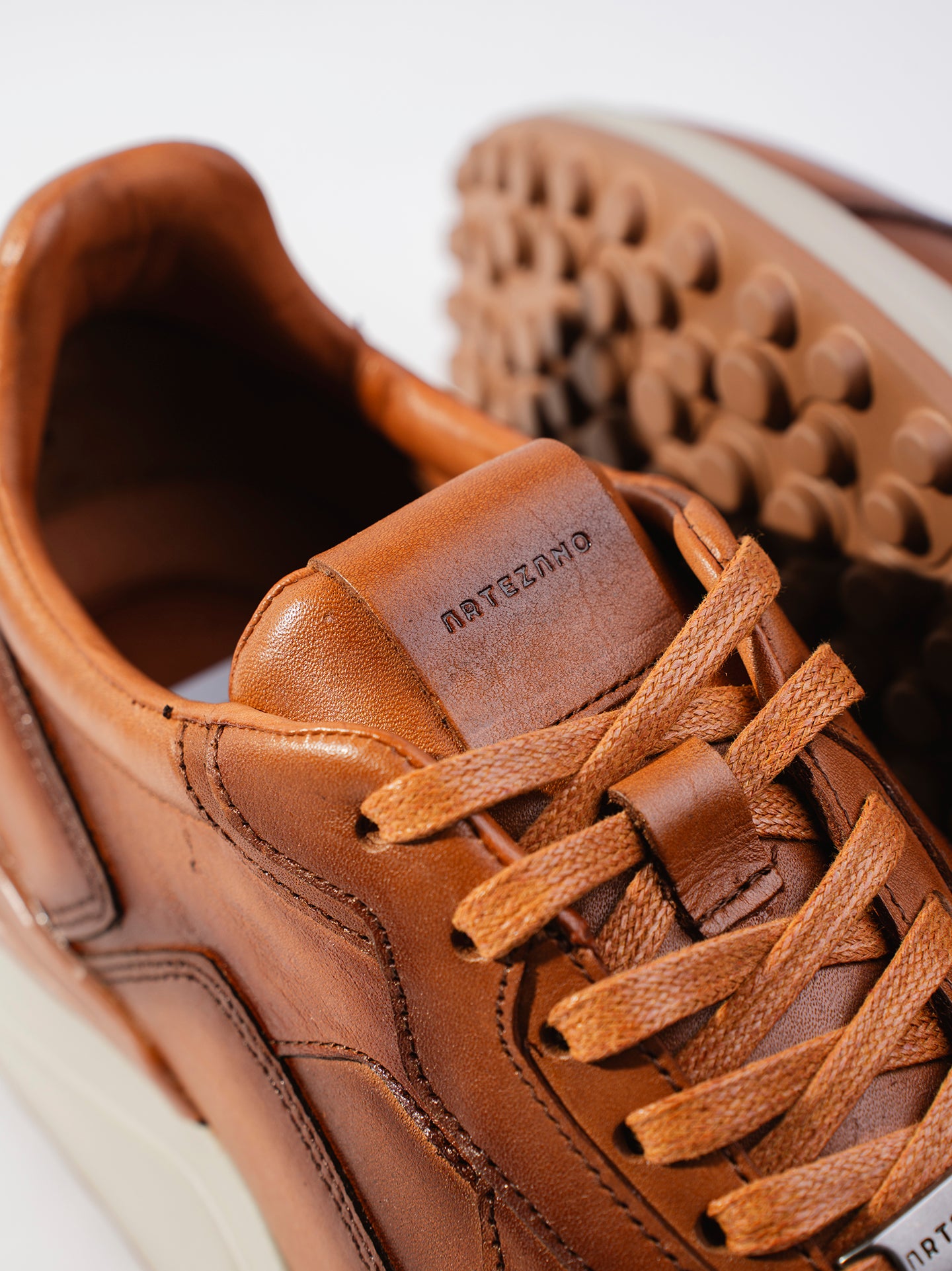 SNEAKER ESSENCE - MIEL