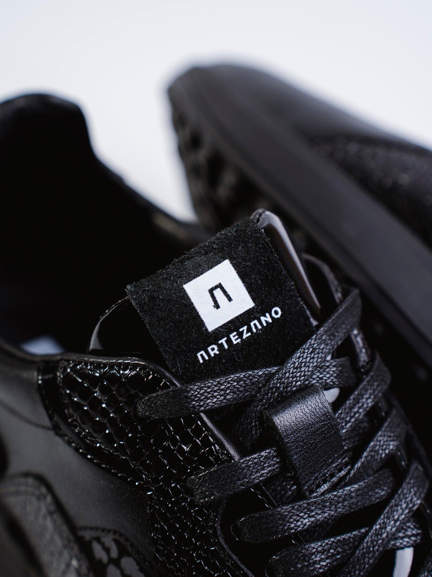 SNEAKER ESSENCE - NEGRO GUEPARDO